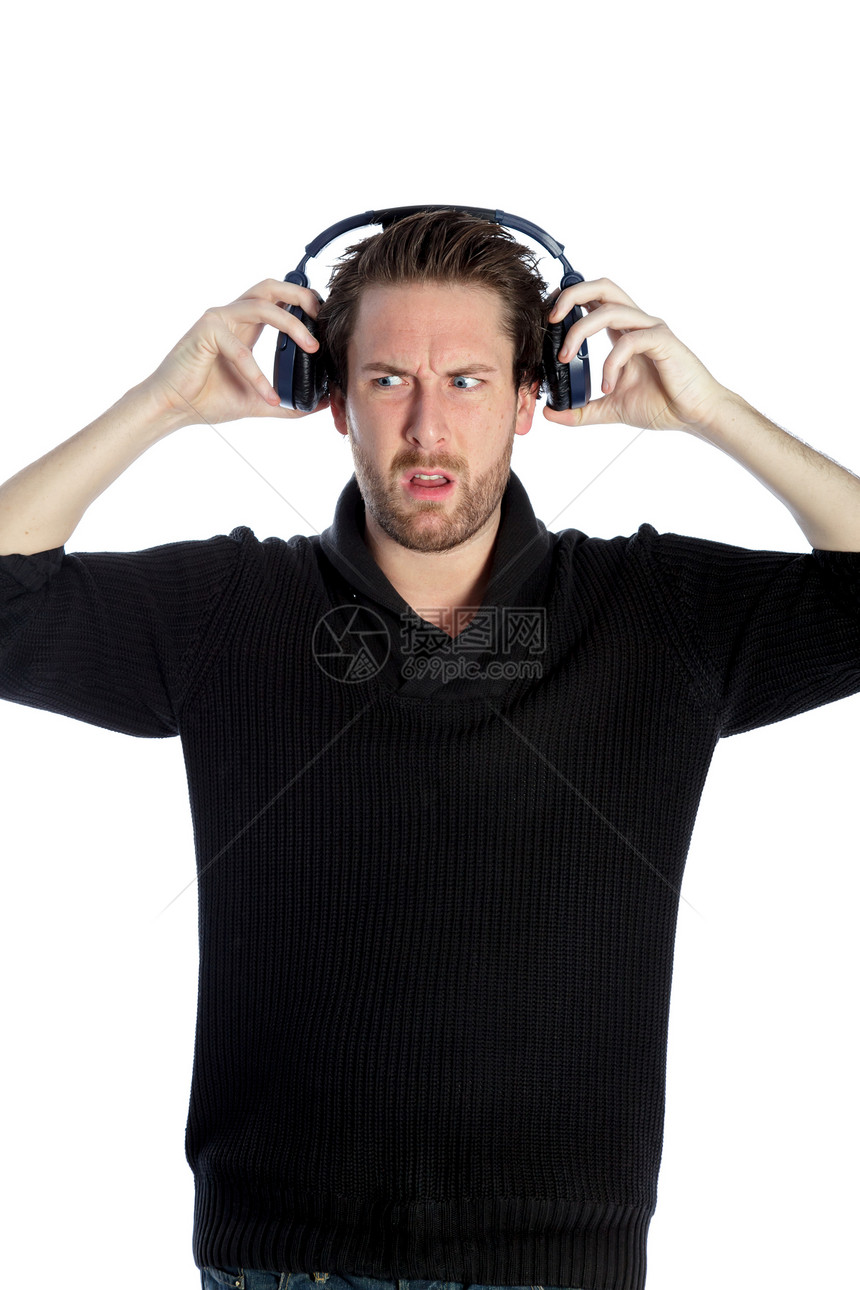 在演播室中拍摄的有吸引力的caucasian男子牛仔裤思维愤怒耳机音乐腰部白色男人情绪休闲服图片
