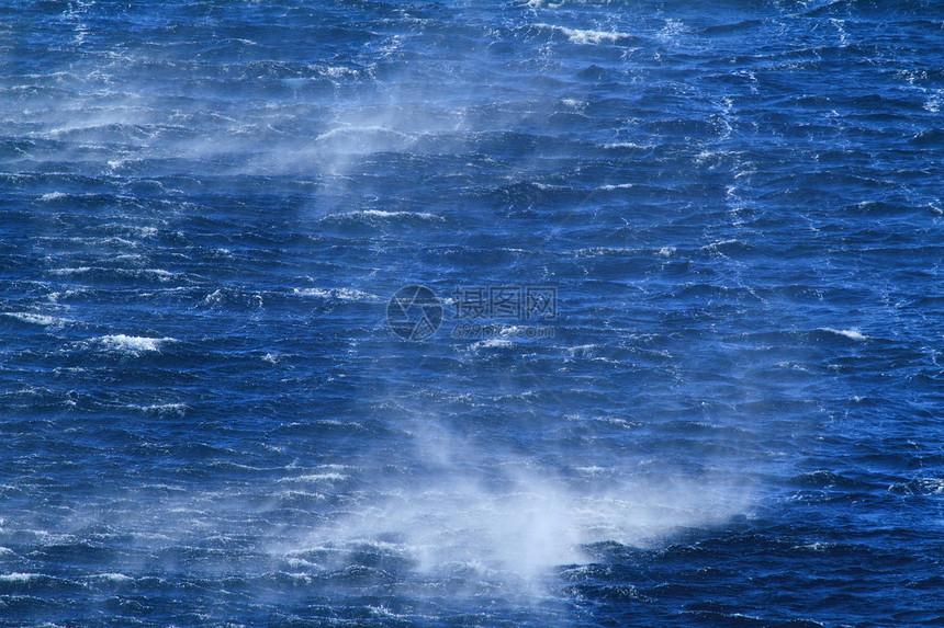 狂浪笼罩着大海风暴雷雨海浪蓝色天气愤怒危险戏剧性图片