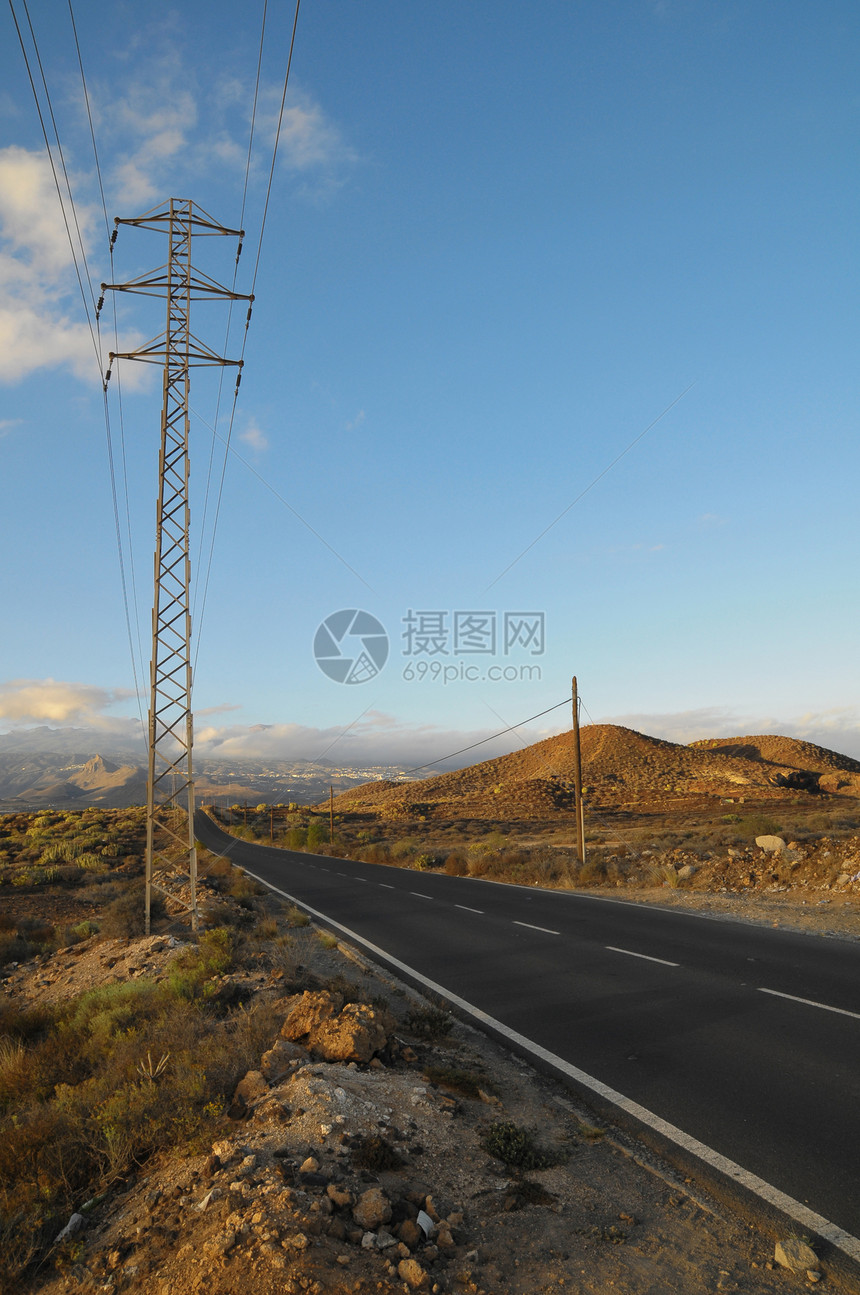 沙漠中的石灰路天空山脉日落冒险沥青荒野运输交通赛道勘探图片