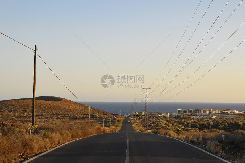 沙漠中的石灰路岩石地平线赛道旅行天空勘探荒野日落孤独冒险图片