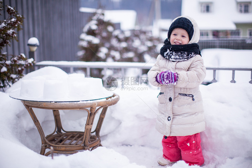 有趣的小女孩 在寒冬阳光明媚的天气在院子里玩得开心降雪闲暇压痛婴儿享受女儿假期围巾女孩雪花图片