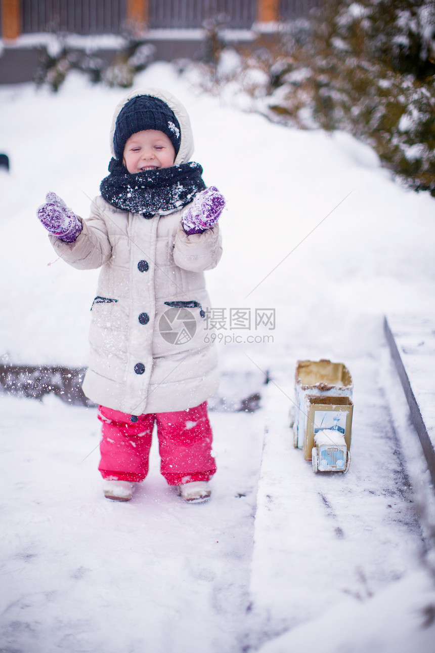 有趣的小女孩 在寒冬阳光明媚的天气在院子里玩得开心婴儿情绪享受快乐衣服乐趣假期女孩闲暇活动图片