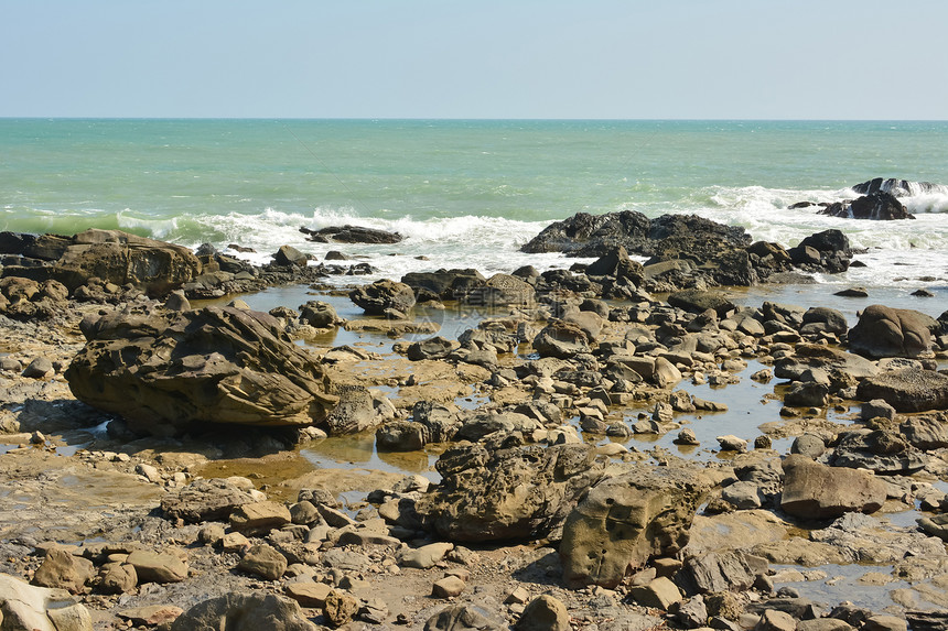 落岩海岸线风景晴天溪流场景海洋海浪气候岩石天空海岸图片