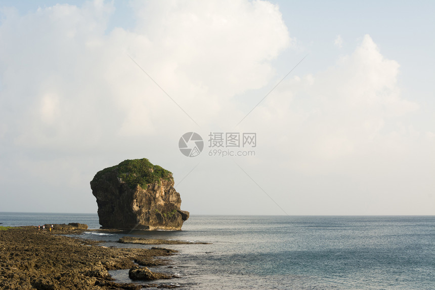 楚凡岩在海岸线上地标公园旅行地平线海滩海浪国家荒野风景岩石图片