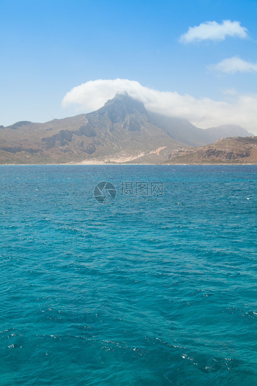 以美丽的水看山地和海景图片