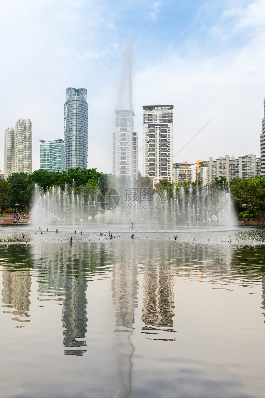 现代城市的不喷泉购物中心建筑公园反射天空池塘绿色玻璃景观水池图片