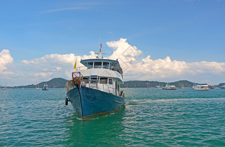 船在海上海岸线天空旅行运输背景图片