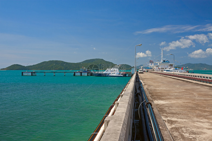 停泊在泊港的船舶木材海景天空自然照片泊位运输岩石海岸线旅行图片