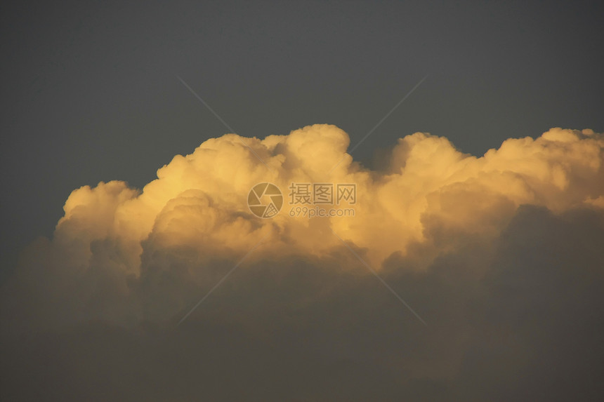 日落时天有云热带日落戏剧性天空橙子日出景观图片