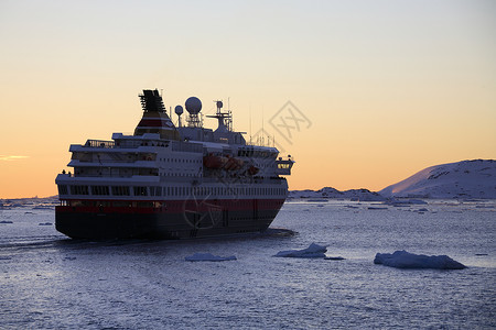 拉迈尔频道旅游船-南极洲背景