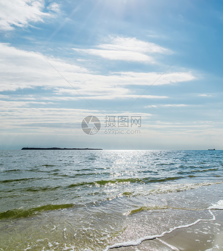 海面上有太阳的阴云天空图片