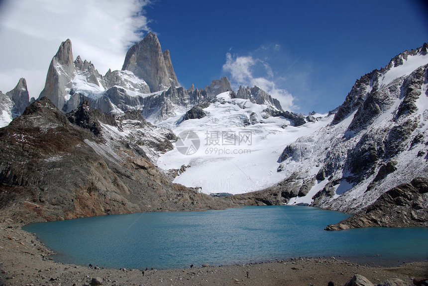 阿根廷菲茨罗伊山波峰荒野顶峰冰川石头岩石登山池塘地质学风景图片