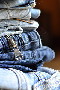 折叠牛仔裤堆叠销售衣服边界店铺蓝色织物拉链纺织品零售背景图片