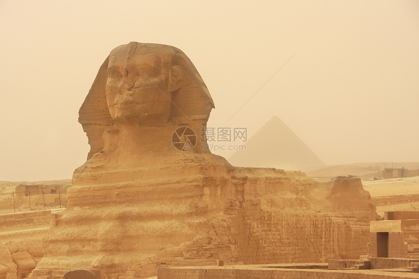 沙暴中卡夫雷的斯芬克斯和金字塔 开罗人面风景石头地标沙漠法老风暴考古学异位素狮身图片