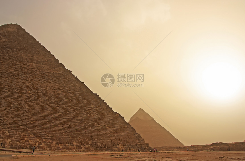 位于开罗的沙丘中的吉萨大金字塔骆驼人面纪念碑异位素风暴石头金字塔狮身沙漠风景图片