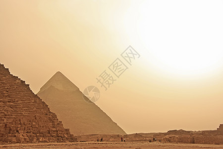 埃及人位于开罗的沙丘中的吉萨大金字塔骆驼狮身法老纪念碑沙漠风暴地标异位素人面考古学背景