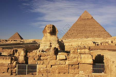 异位素卡弗尔的斯芬克斯和金字塔 埃及开罗纪念碑风景雕像人面法老雕塑天空蓝色大篷车狮身背景