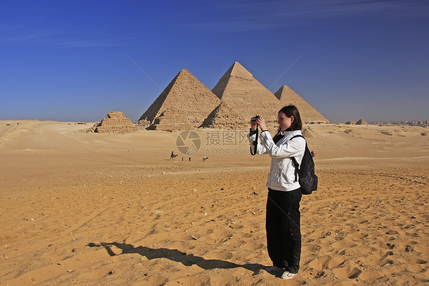 在开罗吉萨大金字塔拍照的旅游者图片