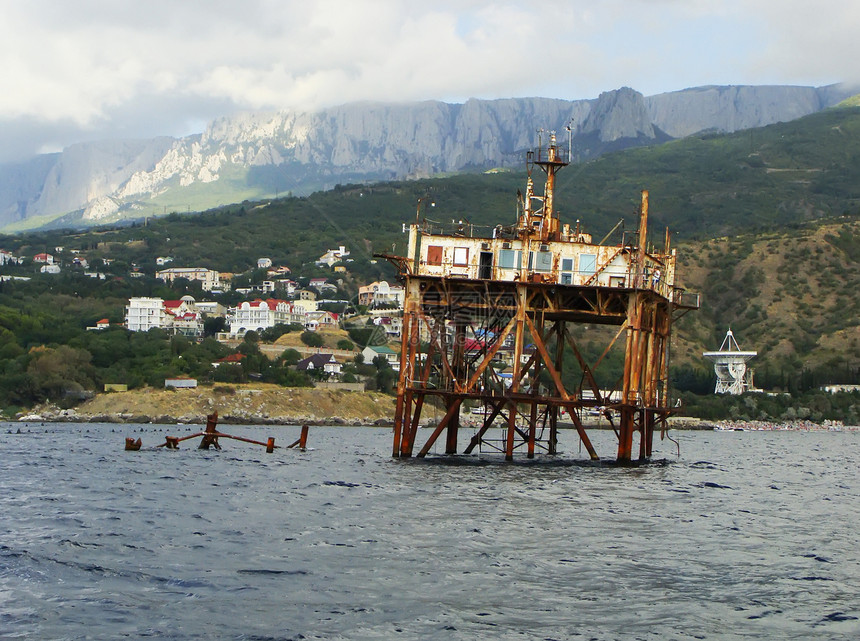 克里米亚Simeiz附近的旧海洋学平台图片
