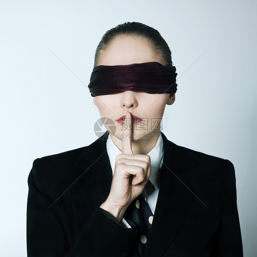 商业妇女沉默 蒙上双眼人士眼罩商务压力冒充女士嘴唇嘘声概念白色图片