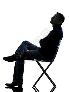 40年同学会男人坐着看着长长的光影阴影白色座位成人男性休闲装椅子成年人背景