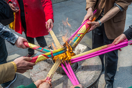 为祈祷而烧香的亚洲人背景图片