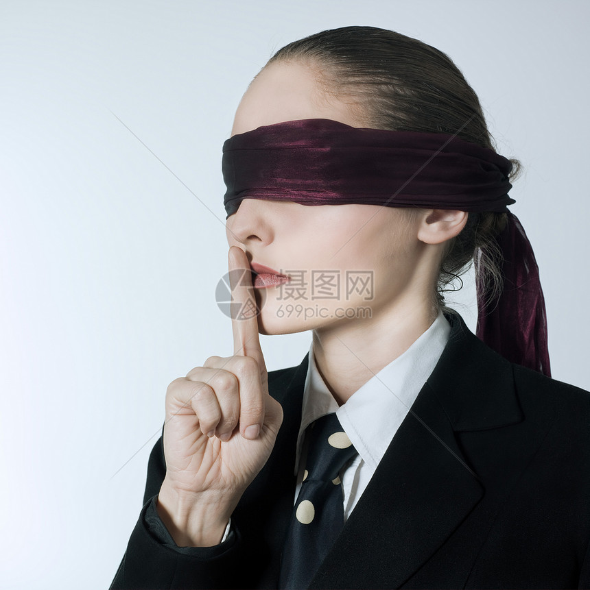 商业妇女沉默 蒙上双眼女性人士嘘声白色眼罩商务女士秘密女孩手指图片