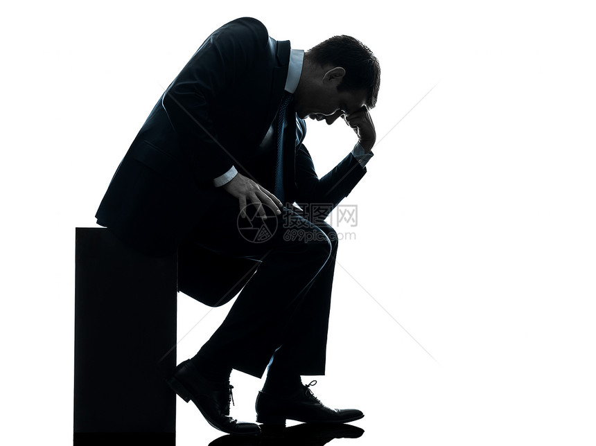 悲伤的生意人 坐着笔记周光商业失败压力沮丧男人成人管理人员成年人商务男性图片