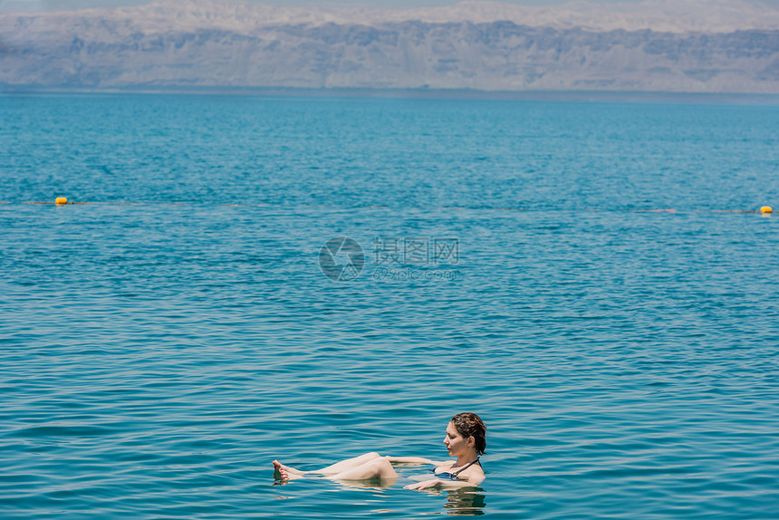 一名在死海中游泳的女子图片
