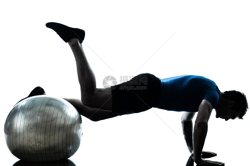 锻练运动的体操球姿势运动员位置训练男人有氧运动仰卧起坐木板男性健身白色图片