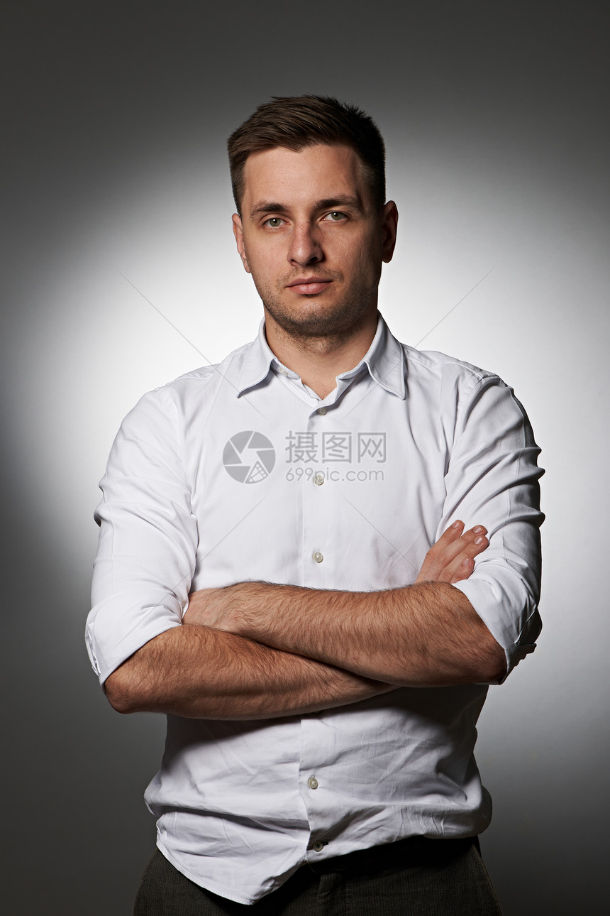 穿着灰色衬衣的重人肖像白色衬衫青年工作室男人男性成人图片