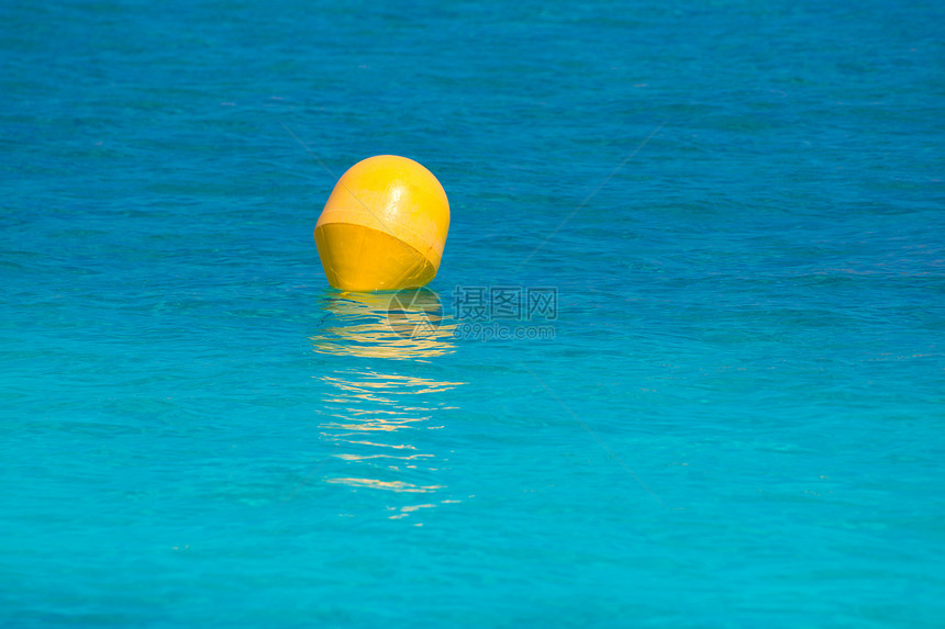 地中海松绿海漂浮的黄浮标图片
