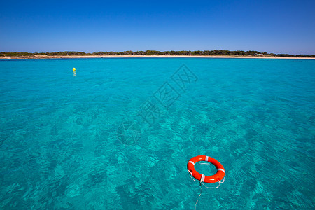 海洋浮标带有圆浮标的白板支撑海岸线海滩海岸海洋救生圈旅游天空假期旅行背景