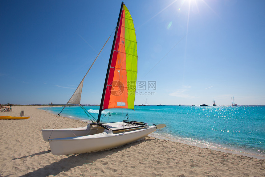 卡塔马兰帆船 在伊利特斯海滩 佛罗门捷拉海岸线地标小女孩旅游晴天天堂海岸运动海洋双体图片