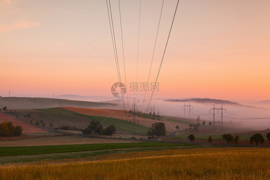 秋天清晨的空字段场地植物能源电力塔风景季节日落树木森林多云图片