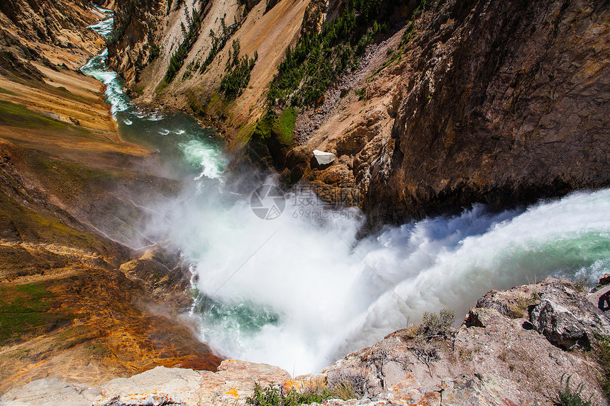 黄石公园著名的下瀑布国家公园峡谷砂岩石灰石地质瀑布湖泊矿物侵蚀旅行图片