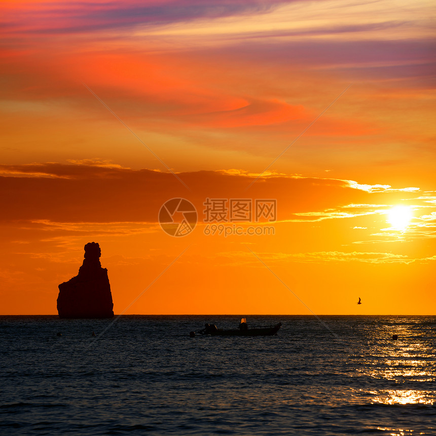 巴利阿里奇岛圣胡安市日落海滩旅游日落海洋蓝色海景橙子旅行地标戏剧性海滩图片