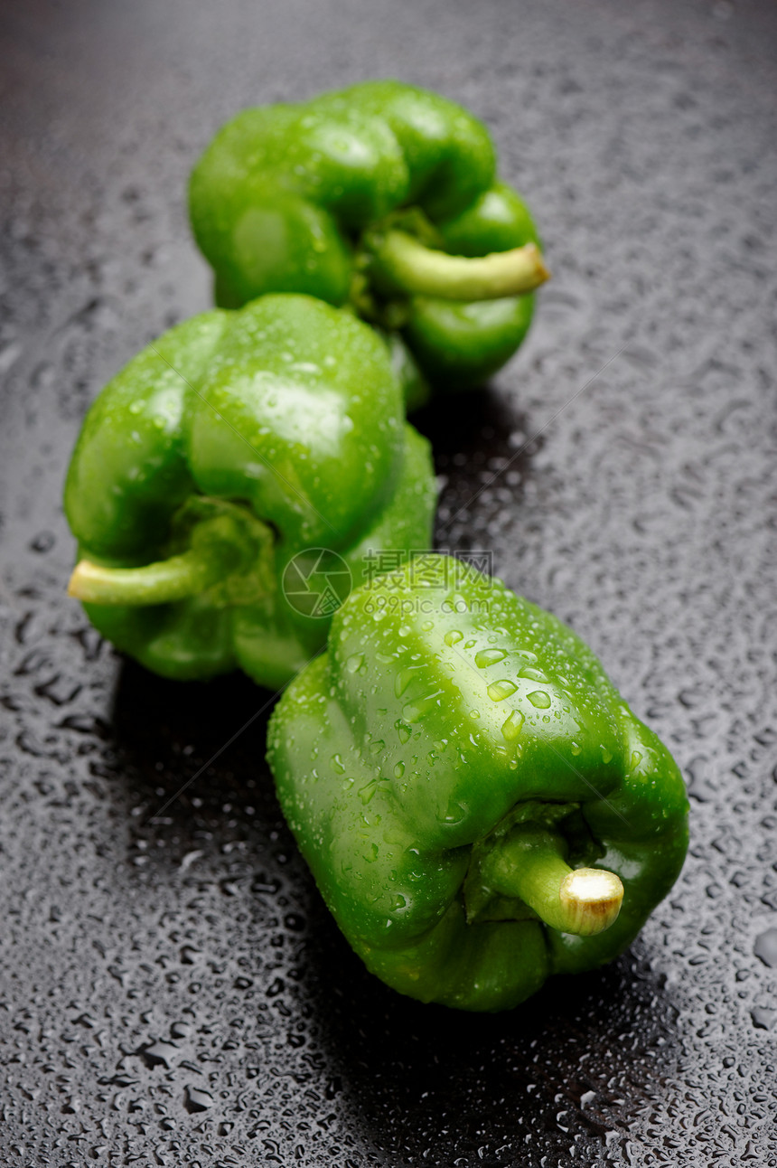 绿铃辣椒选择性胡椒焦点对象健康饮食绿色蔬菜背景水滴黑色图片