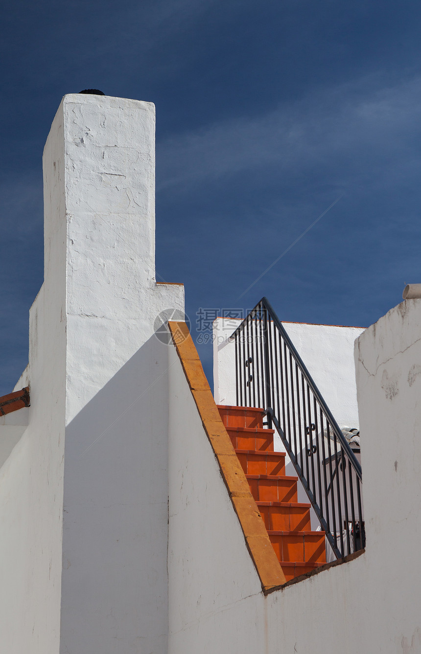 蓝色天空下白屋的详情扶手旅行楼梯历史建筑阳台栏杆房子消防图片