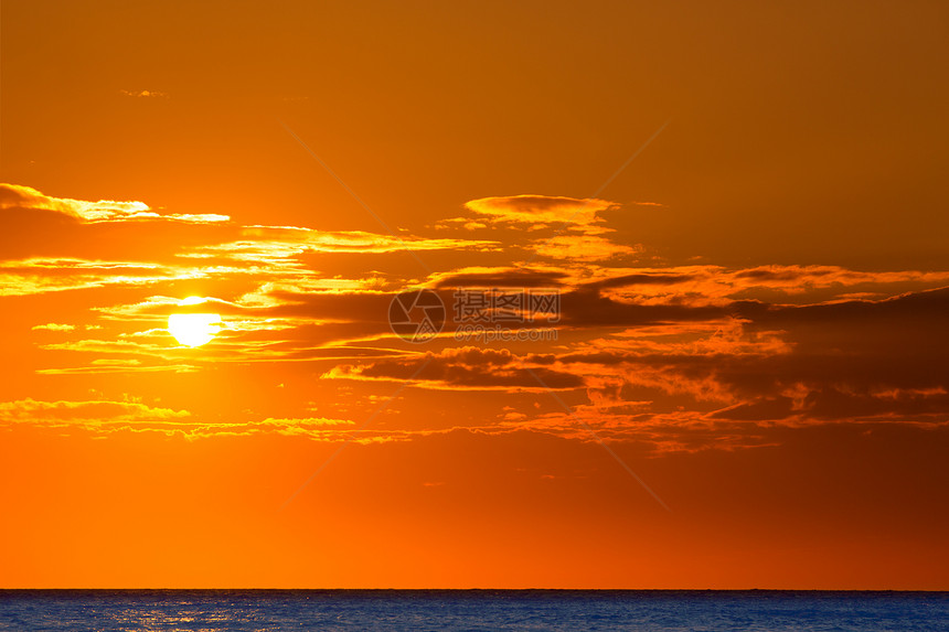 夜晚日落橙色天空背景戏剧性阳光场景海景太阳天气蓝色海洋地平线天堂图片