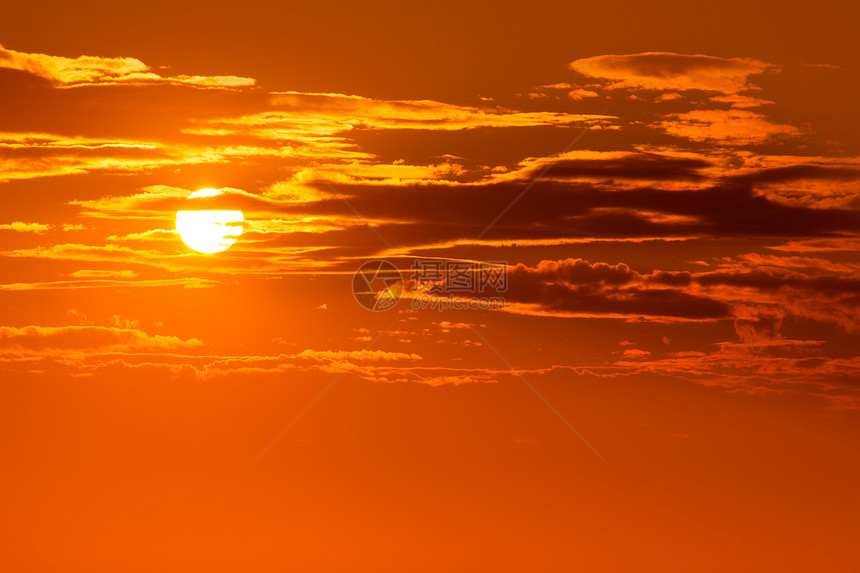 夜晚日落橙色天空背景地平线天气晴天季节云景射线戏剧性气氛橙子假期图片
