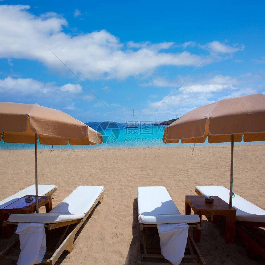 海滩与松绿的地中海晴天蓝色波浪胰岛假期天空吊床阳伞旅行阴影图片