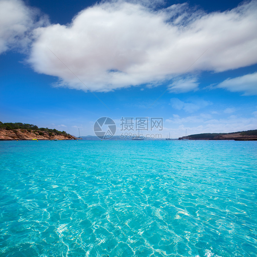 海滩与松绿的地中海天堂阳光海洋胰岛天空海岸波浪旅行支撑地标图片