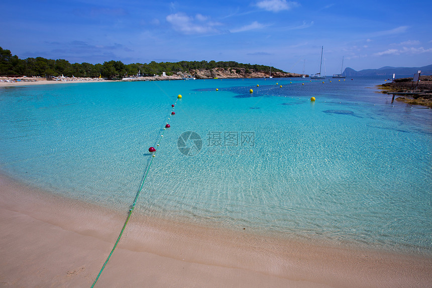 海滩与松绿的地中海天堂海岸线假期旅行天空波浪海岸胰岛旅游地标图片