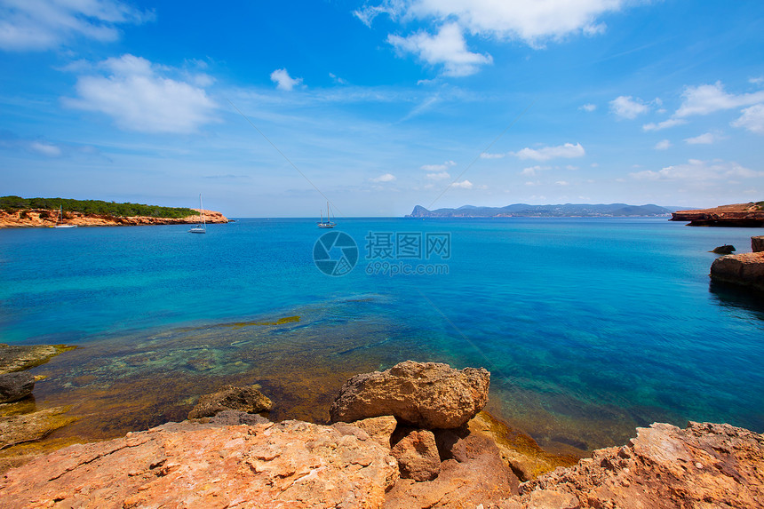 海滩与松绿的地中海海洋海岸线海岸蓝色晴天地标旅行天空胰岛波浪图片