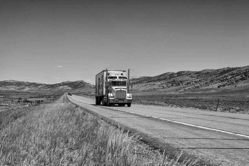 怀俄明高速公路上的美国卡车图片