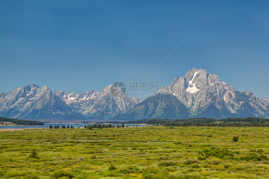 美国怀俄明州的泰顿山脉风景孤独湖泊旅行辉煌草原地质图片