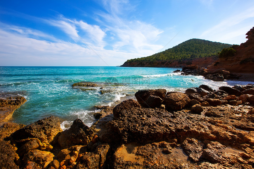伊比萨岛海滩旅行蓝色盐水海岸天堂晴天生理海洋太阳石头图片