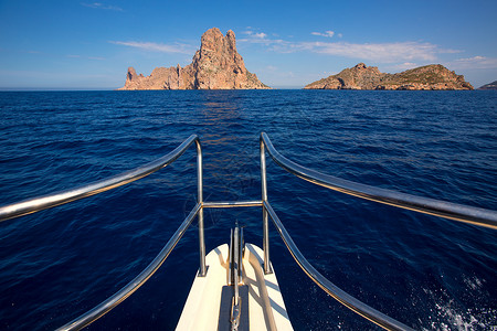 在维德拉岛附近的伊比萨的帆船航行高清图片