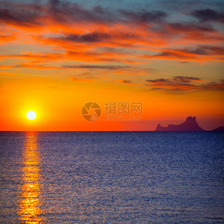 伊比扎日落Es Vedra 从Formentera海洋橙子太阳胰岛旅游天堂蓝色天空假期海岸图片